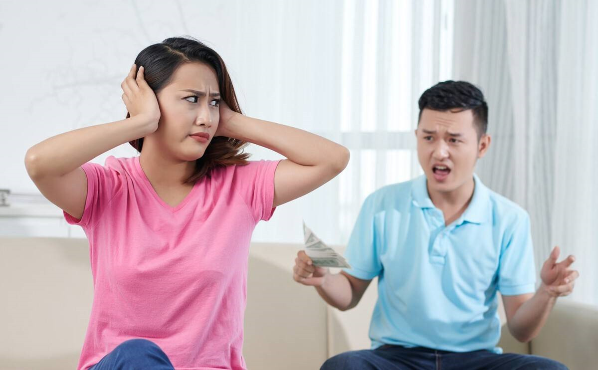 在處理婚外情時(shí)，自己去做好還是委托深圳偵探公司更好呢?